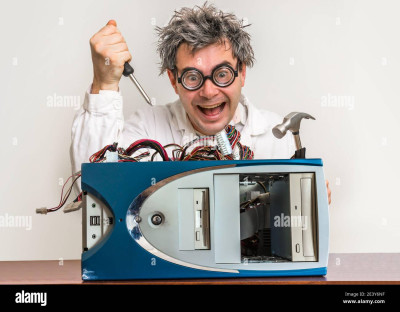 ingeniero-loco-o-cientifico-de-reparacion-de-la-computadora-con-martillo-y-destornillador-2e3y6nf.jpg
